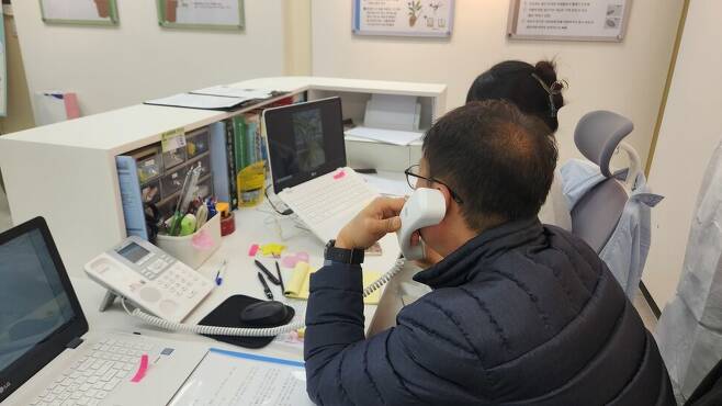 서울시 반려식물병원에서 이용자가 올린 사진을 보며 전화 상담을 하고 있다. 손지민 기자