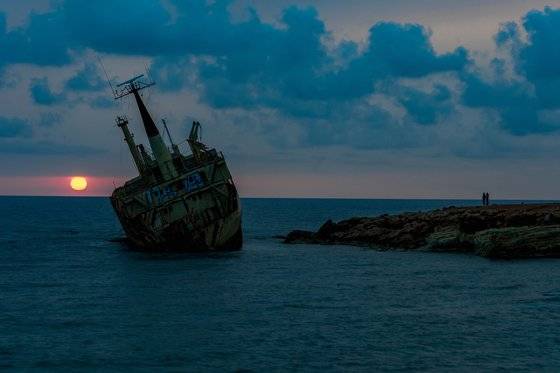 파포스의 지역 명물이 된 난파선 'Edro 3호'. 2011년 12월 폭풍우에 파손된 뒤 되레 관광 명소로 거듭났다. 일몰 즈음 많은 관광객이 찾는 장소다.