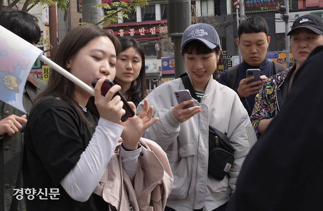 계단뿌셔클럽 활동가들이 지난 16일 서울 관악구 신림동에서 정지운 파트너(왼쪽)로부터 동네의 계단 정보를 수집하는 방법에 대해 설명을 듣고 있다. 최유진 PD