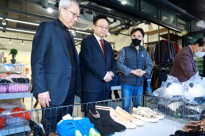 조규홍 보건복지부 장관이 지난 14일 서울 강남구 강남세움센터에 있는 장애인직업재활시설을 방문해 장애인의 근로 현장을 살펴보고 있다.  연합뉴스