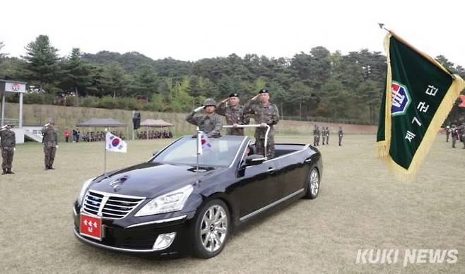 육군 제7기동군단장 이·취임식에서 취임하는 김호복 신임 군단장(왼쪽)이 열병하고 있다.(사진=육군 7기동군단 제공)