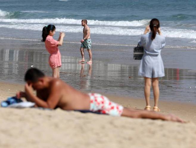 부산 해운대 해수욕장은 초여름.   연합뉴스