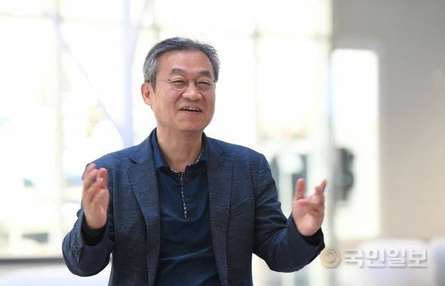 박용범 단국대 소프트웨어학과 교수는 지난 19일 경기도 성남시 분당구 판교테크노밸리 한 카페에서 가진 인터뷰에서 “정부가 ICO 합법화해 암호화폐 발행 주체의 건전성을 평가하고, 문제를 사전 통제할 수 있는 시스템을 구축해야 한다”고 강조했다. 성남=김지훈 기자