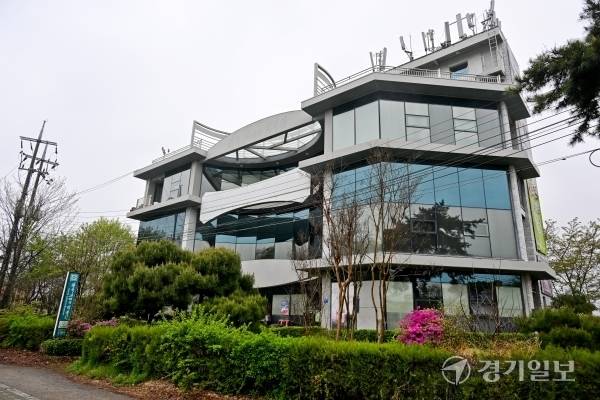 한국 카메라 박물관은 과천시 막계동에 있는 카메라 전문 박물관으로 개인 소장 박물관으로는 세계 최대규모를 자랑하고 있다. 카메라 모양으로 디자인된 박물관 전경. 윤원규 기자