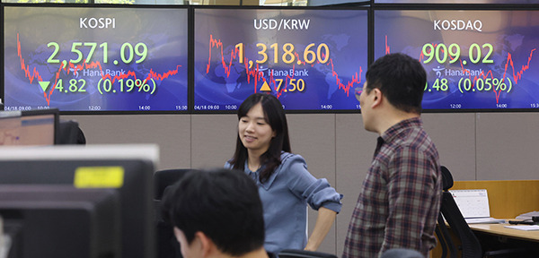 The dealing room of Hana Bank in Myeongdong, central Seoul on April 18. [Photo by Yonhap]