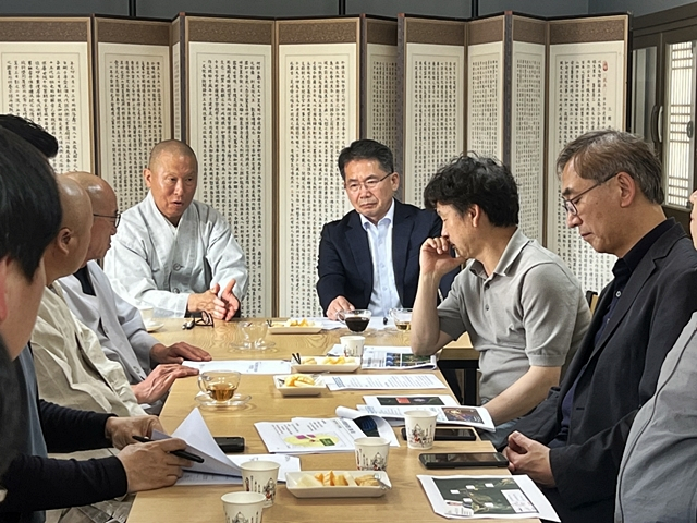 김진열 군위군수가 20일 인각사를 찾은 문화재위원들을 만나 수자원공사의 군위댐 수상태양광 송전선로 공사와 관련 입장을 말하고 있다./사진제공=경북 군위군