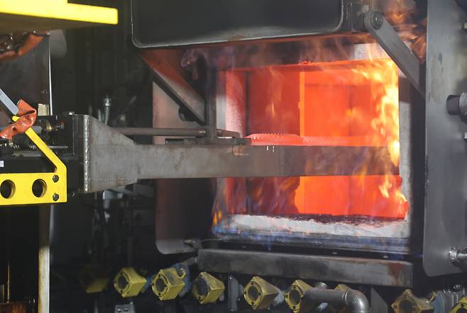 현대위아의 4륜구동 부품 중 하나인 액슬 기어의 열처리 공정 모습. [현대위아 제공]