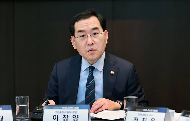 [서울=뉴시스] 이창양 산업통상자원부 장관이 19일 서울 중구 플라자호텔에서 열린 '경제성장 전략 이코노미스트 간담회'에 참석해 발언하고 있다. (사진=산업통상자원부 제공) 2023.04.19. photo@newsis.com *재판매 및 DB 금지