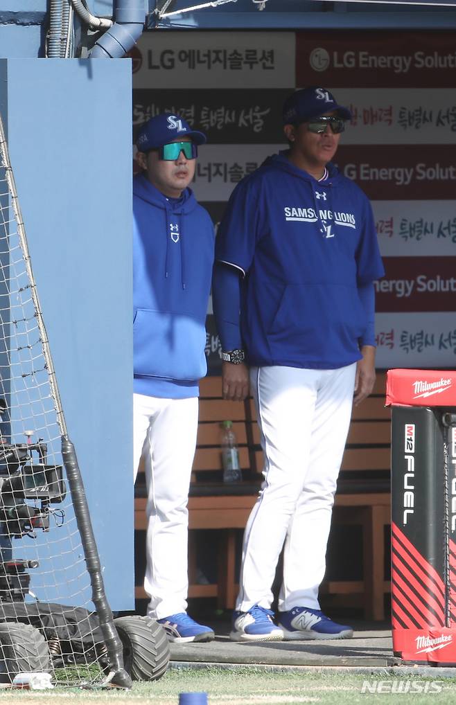 [서울=뉴시스] 고승민 기자 = 9일 서울 잠실야구장에서 열린 2023 KBO 리그 삼성 라이온즈 대 LG 트윈즈 경기, 삼성 박진만 감독이 경기를 지켜보고 있다. 2023.04.09. kkssmm99@newsis.com