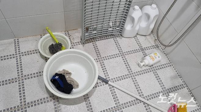 오염물이 묻은 거주인의 속옷이 바가지에 담긴 채 하루종일 방치됐다. 양형욱 기자