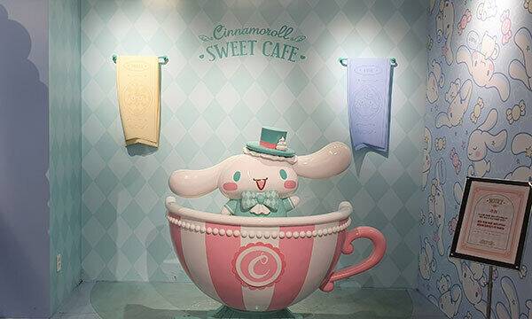 서울 마포구 홍대입구역 AK플라자에 위치한 시나모롤 카페 내부에 설치된 대형 시나모롤 인형. 가장 인기 많은 포토존이다.