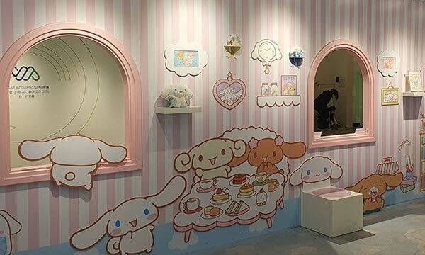 시나모롤 카페 내부에 꾸며진 캐릭터 포토존.&nbsp;방문객들은&nbsp;음료가 나오기 전 포토존에서 사진부터 찍는다.