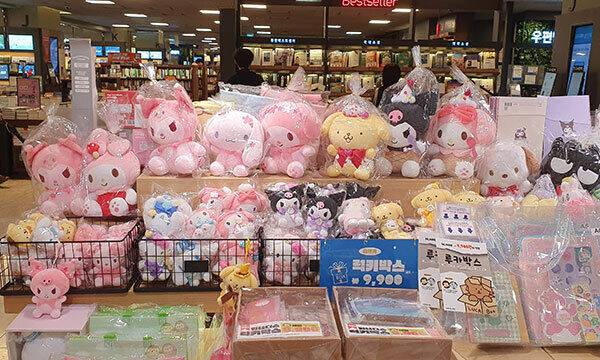 서울 시내 한 대형 문구점의 산리오 인형 코너. 각종 한리오 캐릭터들이 한 자리에 모여 있다.