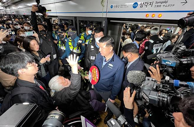 박경석 전국장애인차별철폐연대(전장연) 상임공동대표 등 전장연 회원들이 장애인의 날인 20일 서울 삼각지역에서 장애인 권리 예산 확보를 위한 지하철 타기 선전전에 나섰으나 승차를 저지당하고 있다. 뉴스1