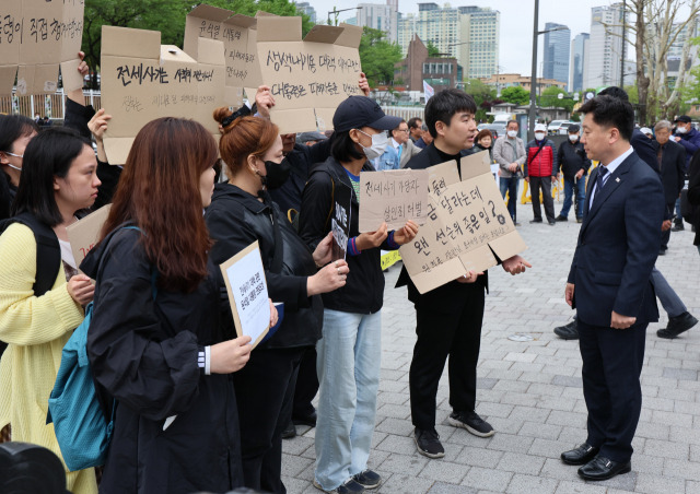 전세사기피해자전국대책위 및 시민사회대책위 회원들이 20일 서울 용산구 대통령집무실 인근에서 전세사기 관련 대통령 면담 요청서 제출을 위해 시민사회수석실 행정관과 만나고 있다. 연합뉴스