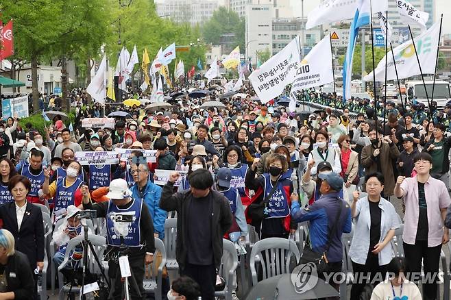 420장애인차별철폐 투쟁 결의대회 (서울=연합뉴스) 이지은 기자 = 장애인의 날을 맞아 20일 오후 서울 용산구 삼각지역 인근에서 열린 420장애인차별철폐 투쟁 결의대회에서 참가자들이 구호를 외치고 있다. 2023.4.20 jieunlee@yna.co.kr