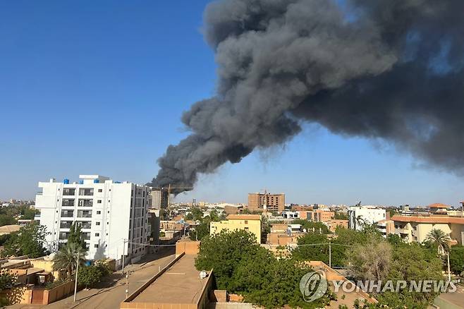 수단 하르툼 공항 인근 건물에서 연기가 치솟고 있다. [AFP 연합뉴스 자료사진. 재판매 및 DB 금지]