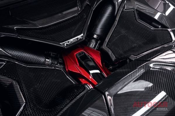 일반적인 혼다 제품군에서 채택된 V6 엔진은 더 향상되고 전동화되었다