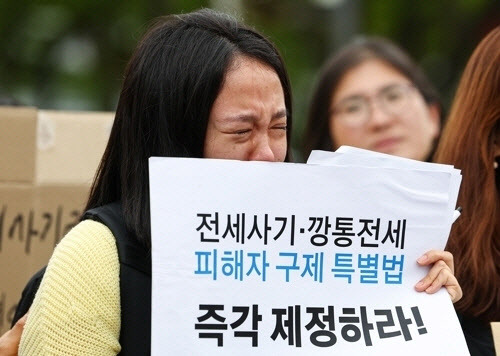 전세사기 피해자가 20일 서울 용산구 대통령집무실 인근에서 피해 구제 특별법 제정과 대통령 면담 등을 요구하며 눈물을 흘리고 있다. (사진=연합뉴스)