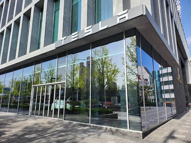 Tesla 신사 스토어 외관