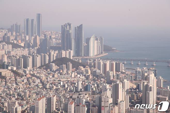 부산 황령산 전망대에서 바라 본 해운대 일대 도심이 초미세먼지로 뿌옇게 보이고 있다.  2020.1.3/뉴스1 ⓒ News1