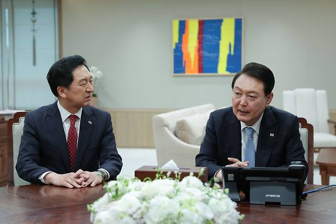 윤석열 대통령이 20일 서울 용산 대통령실에서 국민의힘 김기현 대표와 면담하고 있다. /연합뉴스