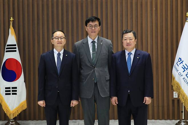 이창용 한국은행 총재(가운데)와 장용성 신임 금융통화위원회 위원(왼쪽), 박춘섭 신임 금통위원이 21일 임명장 수여식 후 기념 촬영을 하고 있다. 한국은행 제공