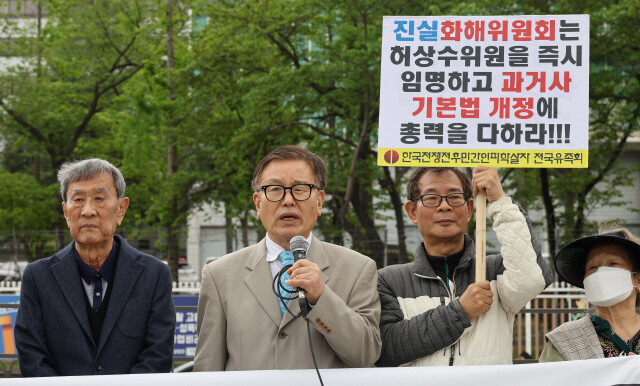 한국전쟁전후민간인피학살자전국유족회 회원들이 20일 오후 서울 용산구 대통령실 앞에서 윤석열 대통령에게 국회에서 진실·화해를위한과거사정리위원회(진실화해위) 위원으로 선출됐으나 50일 만에 대통령실 인사검증 과정에서 탈락한 허상수(68) 재경제주4.3희생자및피해자유족회 공동대표를 즉시 임명할 것을 촉구하고 있다. 신소영 기자 viator@hani.co.kr