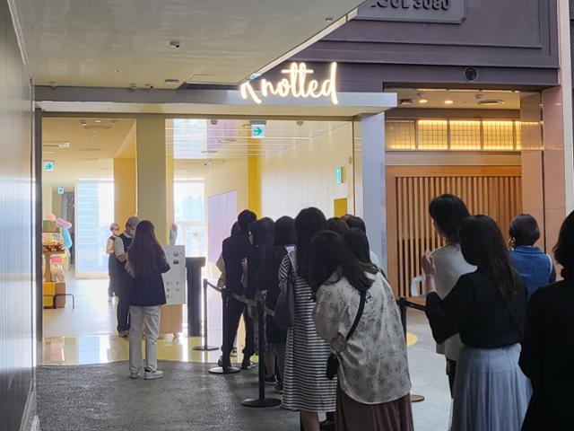 지난 3일 서울 송파구 잠실 롯데월드몰에 마련된 '노티드 월드'에는 평일인데도 불구하고 오픈 시간(10시 30분) 전부터 '오픈런' 행렬이 이어졌다. 이근아 기자