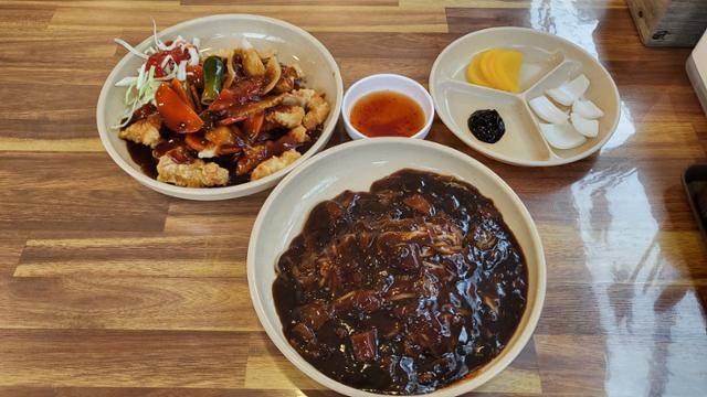 북경반점의 짜장면과 1인 탕수육. 가격은 각각 2000원, 5000원 이다.