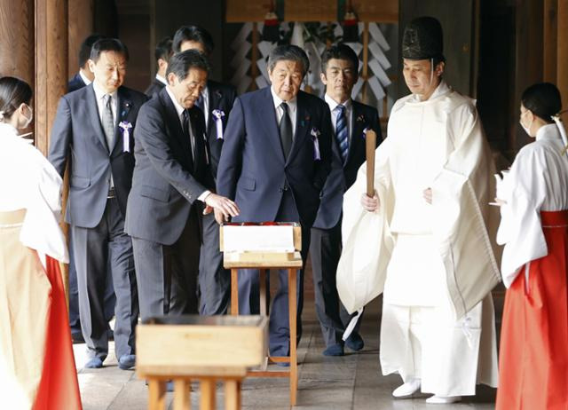 일본 자민당의 아이자와 이치로 의원(왼쪽 두 번째) 등 '다함께 야스쿠니 신사에 참배하는 의원 모임' 소속 국회의원들이 21일 도쿄 지요다구의 야스쿠니신사를 참배하고 있다. 도쿄=교도 연합뉴스