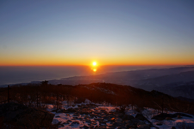 ▲ 설악산의 일출. 동해의 수평선 너머로 태양이 힘차게 떠오른다. 