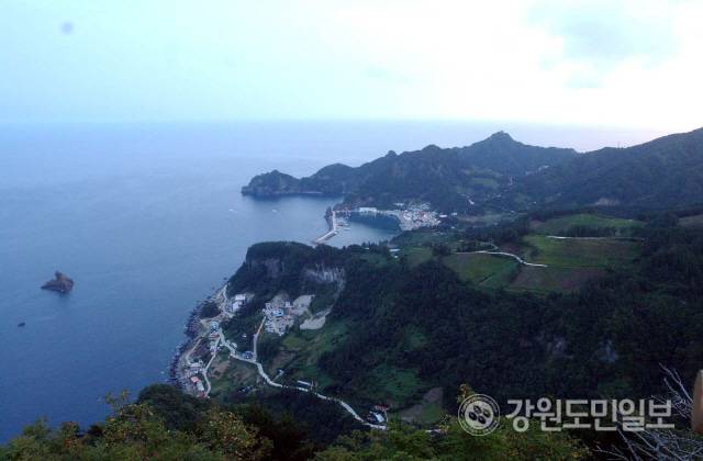 울릉도 해안 경관. 화산섬인 울릉도는 해안 대부분이 주상절리와 침식작용으로 이루어져 마치 바다 한가운데 거대한 산이 불쑥 솟아 오른 모양새다.