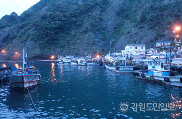 울릉도 저동∼도동항을 잇는 해안선의 깎아지른 절벽.