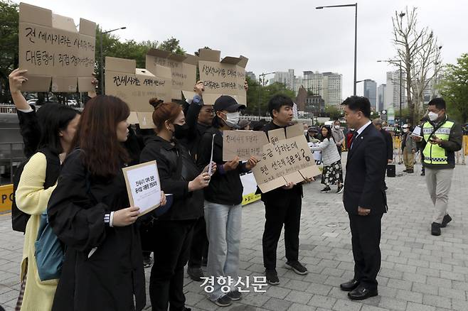 전세사기피해자전국대책위원회 및 시민사회대책위원회 관계자들이 20일 용산 대통령 집무실 인근에서 전세사기 대책 관련 윤석열 대통령과의 면담 촉구 기자회견을 마치고 대통령실 관계자에게 면담 요청서를 전달하고 있다. 문재원 기자