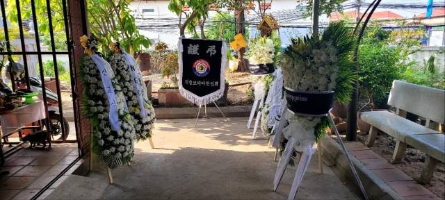 21일 캄보디아 프놈펜의 한 사원에 마련된 고 서세원씨의 임시 빈소에 화환들이 놓여져 있다. 박현옥 아시아한인회총연합회 부회장 제공