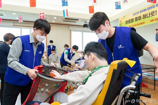 효성첨단소재가 20일 장애인의 날을 맞이해 중증 장애 아동 요양시설인 ‘영락애니아의 집’을 찾아 체육대회 봉사활동을 진행하고 있다./사진제공=효성