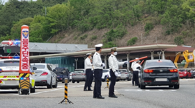 경북경찰청 고속도로순찰대 관계자들이 음주운전 단속을 하고 있다./사진제공=경상북도경찰청