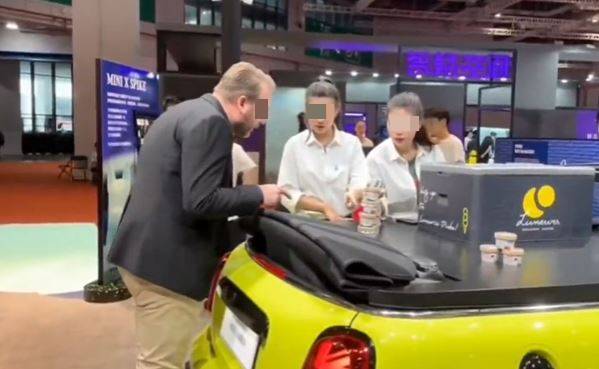 중국 상하이 모터쇼에서 BMW가 아이스크림을 나눠주면서 중국인을 차별했다는 논란에 휩싸이자 고개를 숙였다. 사진은 상하이 모터쇼 모습. /사진=트위터 캡처