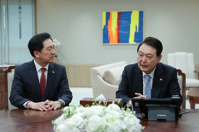 [서울=뉴시스] 윤석열 대통령이 20일 서울 용산 대통령실 청사에서 김기현 국민의힘 대표와 면담하고 있다. (사진=대통령실 제공) 2023.04.20. photo@newsis.com *재판매 및 DB 금지