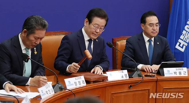 [서울=뉴시스] 이영환 기자 = 이재명 더불어민주당 대표가 21일 오전 서울 여의도 국회에서 열린 최고위원회의에서 의사봉을 두드리고 있다.  2023.04.21. 20hwan@newsis.com