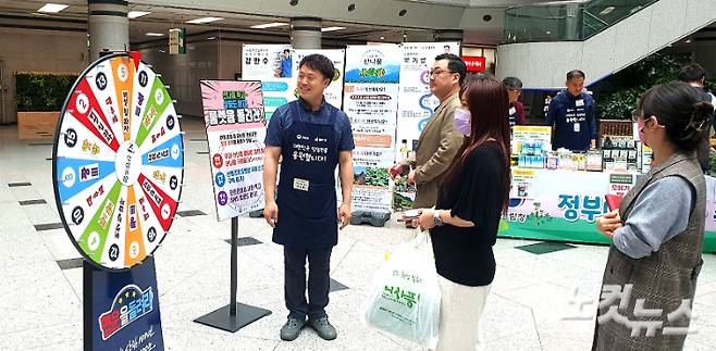 '우리 산나물 봄맞이 장터'의 부대 행사로 진행된 '임산물 선물증정 룰렛 이벤트' 모습. 노컷TV 채승옥