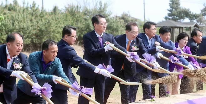 문금주 전남도 행정부지사가 (왼쪽에서 세번째)'신안 스마트양식 클러스터 테스트베드 착공식'에서 첫삽을 뜨고 있다. 전라남도 제공