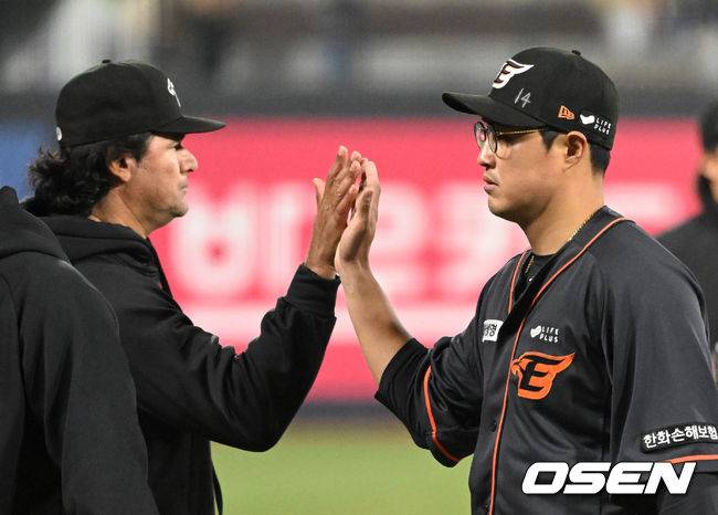 [OSEN=수원, 이대선 기자] 승리 후 한화 채은성이 수베로 감독과 승리의 기쁨을 나누고 있다. 2023.04.15 /sunday@osen.co.kr