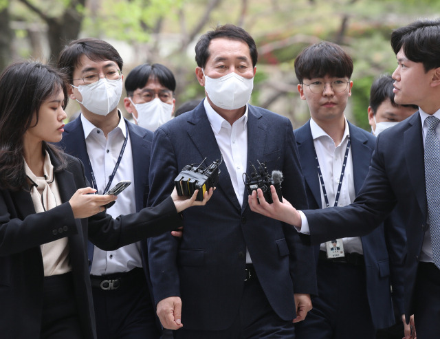 더불어민주당 '2021년 전당대회 돈봉투 의혹' 핵심 피의자인 강래구 전 한국수자원공사 상임감사위원이 21일 서울 서초구 서울중앙지법에서 열린 구속 전 전 피의자 심문(영장심사)을 받기 위해 법정으로 향하고 있다. 연합뉴스