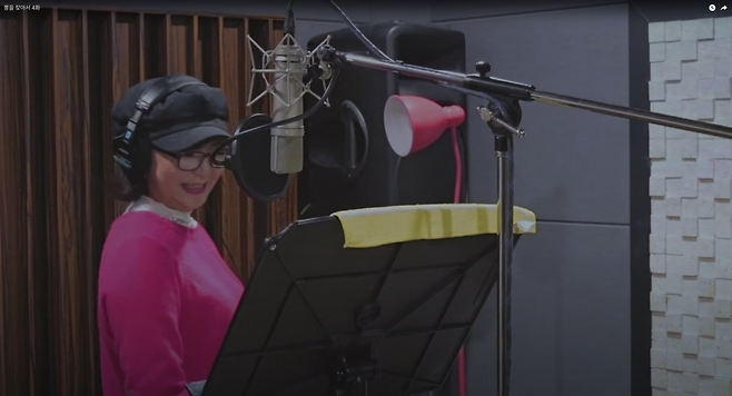 <아기공룡 둘리>의 주제가를 부른 가수 오승원씨를 섭외하기 위해 3년이 걸렸다고 250은 말했다. 유튜브 BANA TV 갈무리