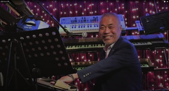 오르가니스트이자 트로트 가수 나운도씨는 250의 ‘춤을 추어요’에 참여했다. 유튜브 BANA TV 갈무리