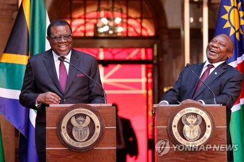 하게 게인고브(왼쪽) 나미비아 대통령과 시릴 라마포사 남아프리카공화국 대통령 [AFP 연합뉴스, 재판매 및 DB 금지]