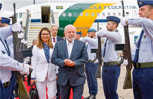 포르투갈에 도착한 룰라 브라질 대통령과 호잔젤라 룰라 다시우바 영부인 [룰라 브라질 대통령 공식 트위터 계정 캡처]