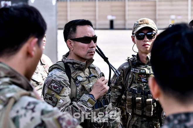 수단 재외국민 철수 지원을 위해 파견된 공군 제5공중기동비행단 공정통제사 요원들이 21일 출발 전 임무 유의 사항을 논의하고 있다. 공군 공정통제사는 2021년 8월 아프가니스탄 조력자 안정이송을 위해 투입된 바 있다. (사진=국방부)